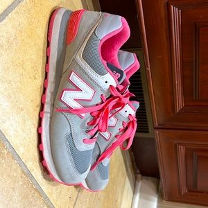 New Balance Grey & Coral Pink 8.5 sneakers!